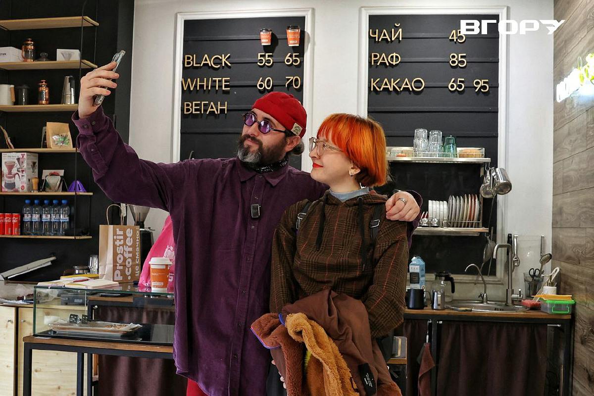 Олексій Мельниченко з постійними відвідувачами кав&rsquo;ярні